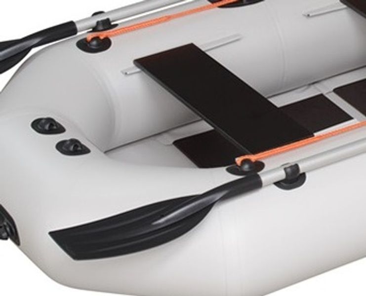Le Kolibri K-270T est un bateau &agrave; rames gonflable gris clair sans pont. Kolibri K-270T light gray фото