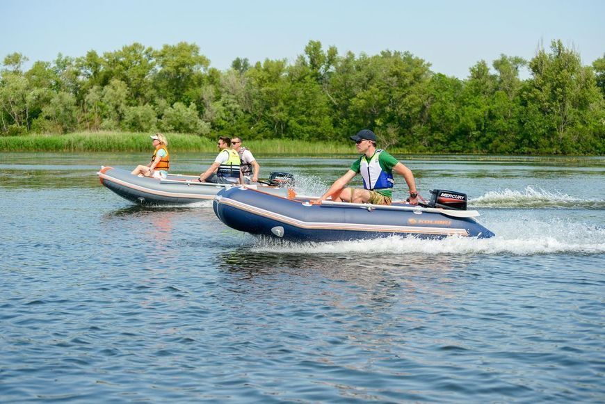 Kolibri KM-245D Profi, bateau pneumatique &agrave; quille motoris&eacute;e gris fonc&eacute; avec lattes repliables Kolibri KM-245D Профи dark gray фото