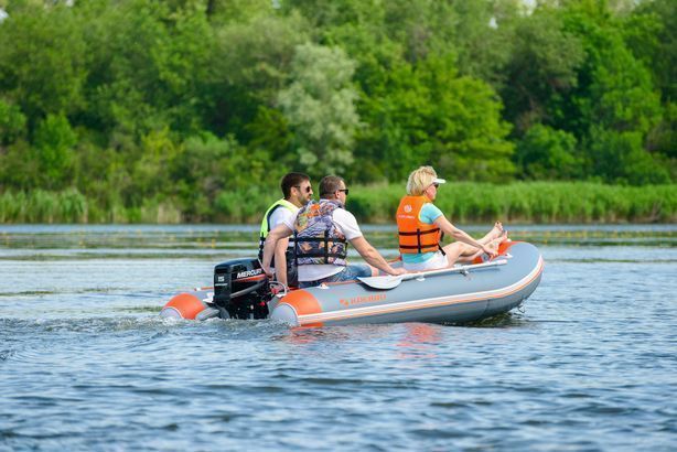 Bateau pneumatique &agrave; quille moteur Kolibri KM-400DSL (Kolibri KM-400DSL) gris fonc&eacute; avec plancher en contreplaqu&eacute; Kolibri KM-400DSL dark gray фото