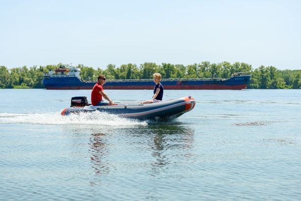 Bateau pneumatique &agrave; quille moteur Kolibri KM-400DSL (Kolibri KM-400DSL) gris fonc&eacute; avec plancher en contreplaqu&eacute; Kolibri KM-400DSL dark gray фото